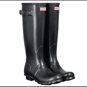 Hunter Glossy Tall Boots- Black Size 7 & socks